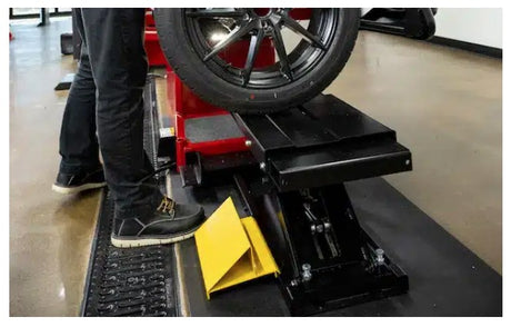 Coats 525 Auto Down Wheel Lift In Use